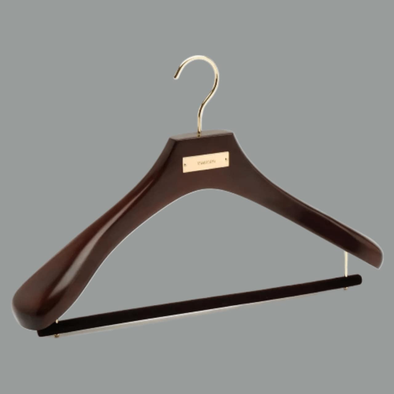 100 Adet Premium Ahşap Ceviz Renk Kalın Omuz Formlu Ceket Askısı Metal Logo Tasarımlı