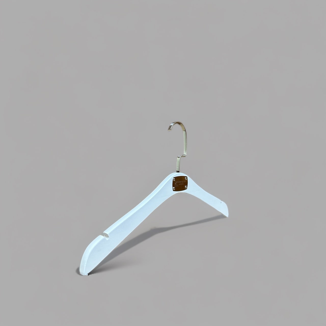 1000 Adet Beyaz Ahşap Gelinlik Askısı Abiye ve Triko Askısı Özel Nikel Amerikan Kancalı Metal Logo Tasarımlı